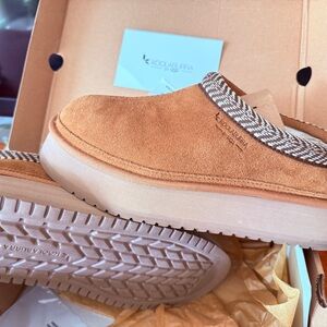 Koolaburra women’s  Brown Suede Slip-Ons